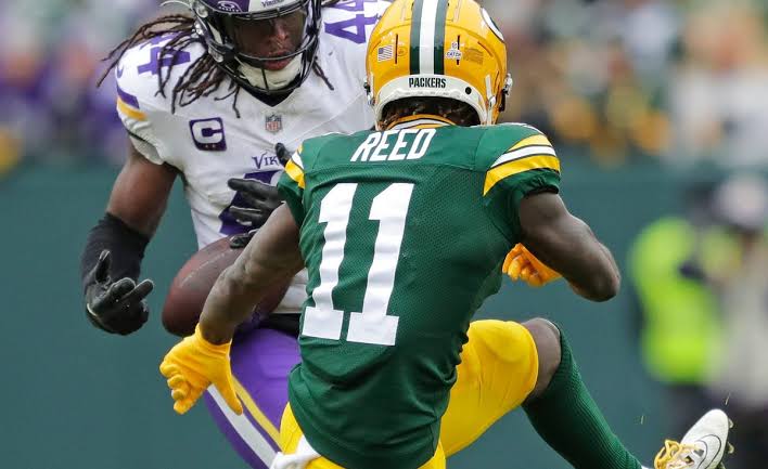 Wide receiver making a contested catch